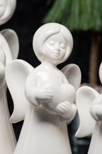 Laden Sie das Bild in den Galerie-Viewer, Tiziano Engel Nora mit Herz