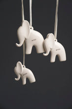 Laden Sie das Bild in den Galerie-Viewer, Tiziano Hänger Elefant Aron