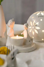 Laden Sie das Bild in den Galerie-Viewer, Tiziano Lilly auf Blatt mit Teelicht 15,5 cm weiss creme