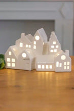 Laden Sie das Bild in den Galerie-Viewer, Tiziano Deko Dorf Mezzano LED mit 7 Häusern weiß-creme 29 cm