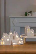 Laden Sie das Bild in den Galerie-Viewer, Tiziano Deko Dorf Mezzano LED mit 7 Häusern weiß-creme 29 cm