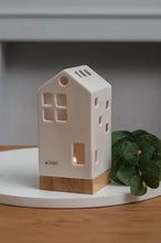 Laden Sie das Bild in den Galerie-Viewer, Tiziano Teelicht Haus Oslo auf Holzbase weiß-creme
