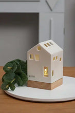 Laden Sie das Bild in den Galerie-Viewer, Tiziano Teelicht Haus Oslo auf Holzbase weiß-creme