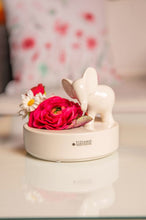 Laden Sie das Bild in den Galerie-Viewer, Tiziano Dekoobjekt Zena mit Leon schauend weiß-creme rund 2. Wahl