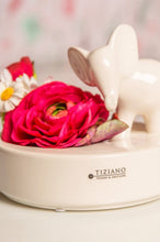 Laden Sie das Bild in den Galerie-Viewer, Tiziano Dekoobjekt Zena mit Leon schauend weiß-creme rund 2. Wahl