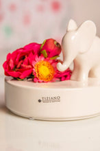 Laden Sie das Bild in den Galerie-Viewer, Tiziano Dekoobjekt Zena mit Leon stehend weiß-creme rund