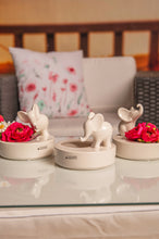 Laden Sie das Bild in den Galerie-Viewer, Tiziano Dekoobjekt Zena mit Leon sitzend weiß-creme rund