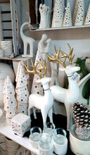 Laden Sie das Bild in den Galerie-Viewer, Tiziano Dekofigur Hirsch Nanuk XL creme weiss matt mit Geweih gold
