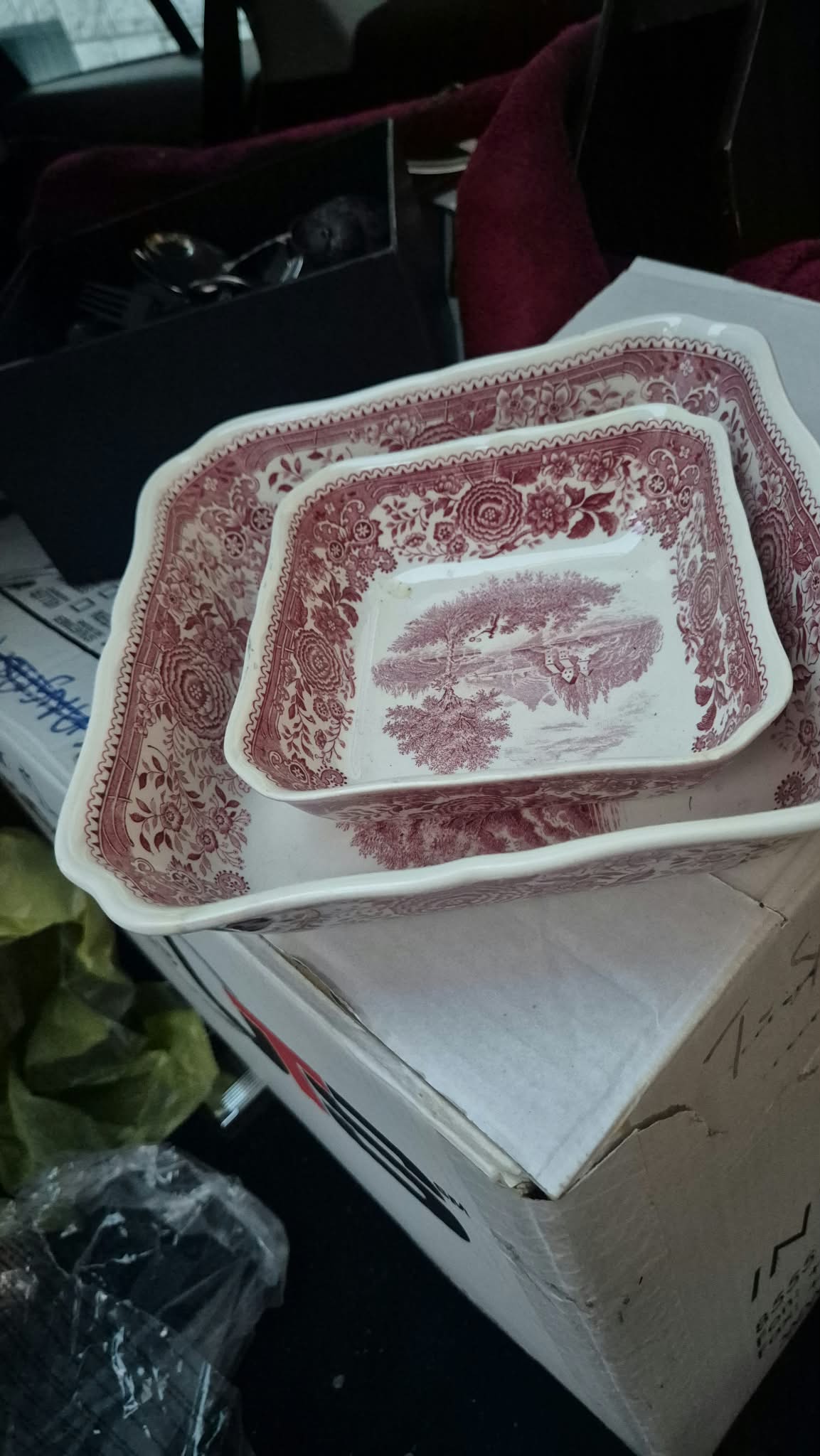 Zwei quadratische Villeroy & Boch Burgenland Schüsseln in Rot, ineinandergestellt