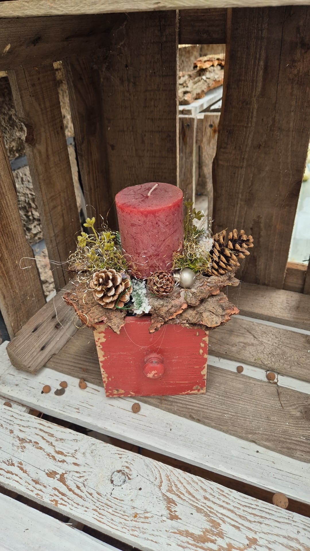 Adventsgesteck mit Holzkiste und Kerze - Lillyano