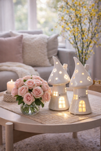 Laden Sie das Bild in den Galerie-Viewer, Fantasiehaus Assisi LED weiß-creme mit Timer
