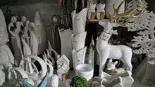 Laden Sie das Bild in den Galerie-Viewer, Tiziano Dekofigur Hirsch Nanuk XL creme weiss matt mit Geweih gold
