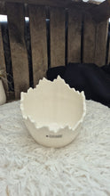 Laden Sie das Bild in den Galerie-Viewer, Tiziano Schale Cosmo Egg schräg new creme

