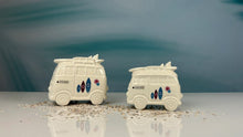 Laden Sie das Bild in den Galerie-Viewer, Tiziano Bus Forano mit Surfbrett creme-weiß und Decal
