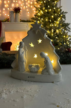 Laden Sie das Bild in den Galerie-Viewer, Tiziano Krippe Santo Natale LED 23cm creme-weiß LED mit Timer
