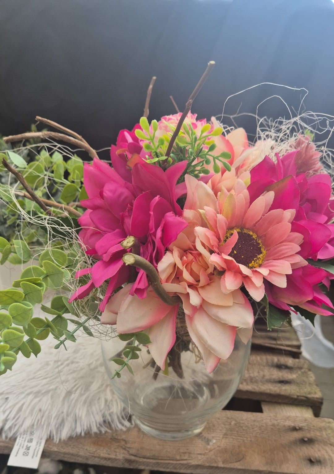 Künstlicher Blumenstrauss mit Glasvase fertig dekoriert - Lillyano