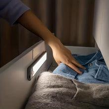 Laden Sie das Bild in den Galerie-Viewer, LED-Bewegungssensor-Licht- Kabellos, Magnetisch, USB-aufladbar 20 cm
