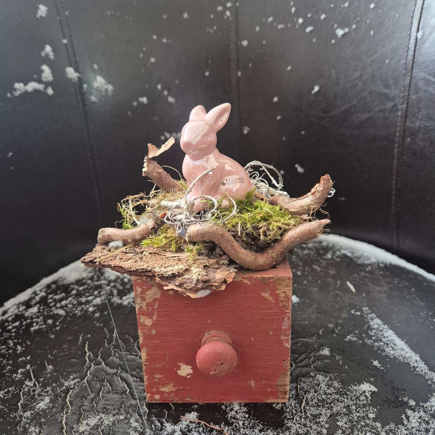 Tiziano Gesteck Hase auf Holzkiste vintage rot /rosa - Lillyano