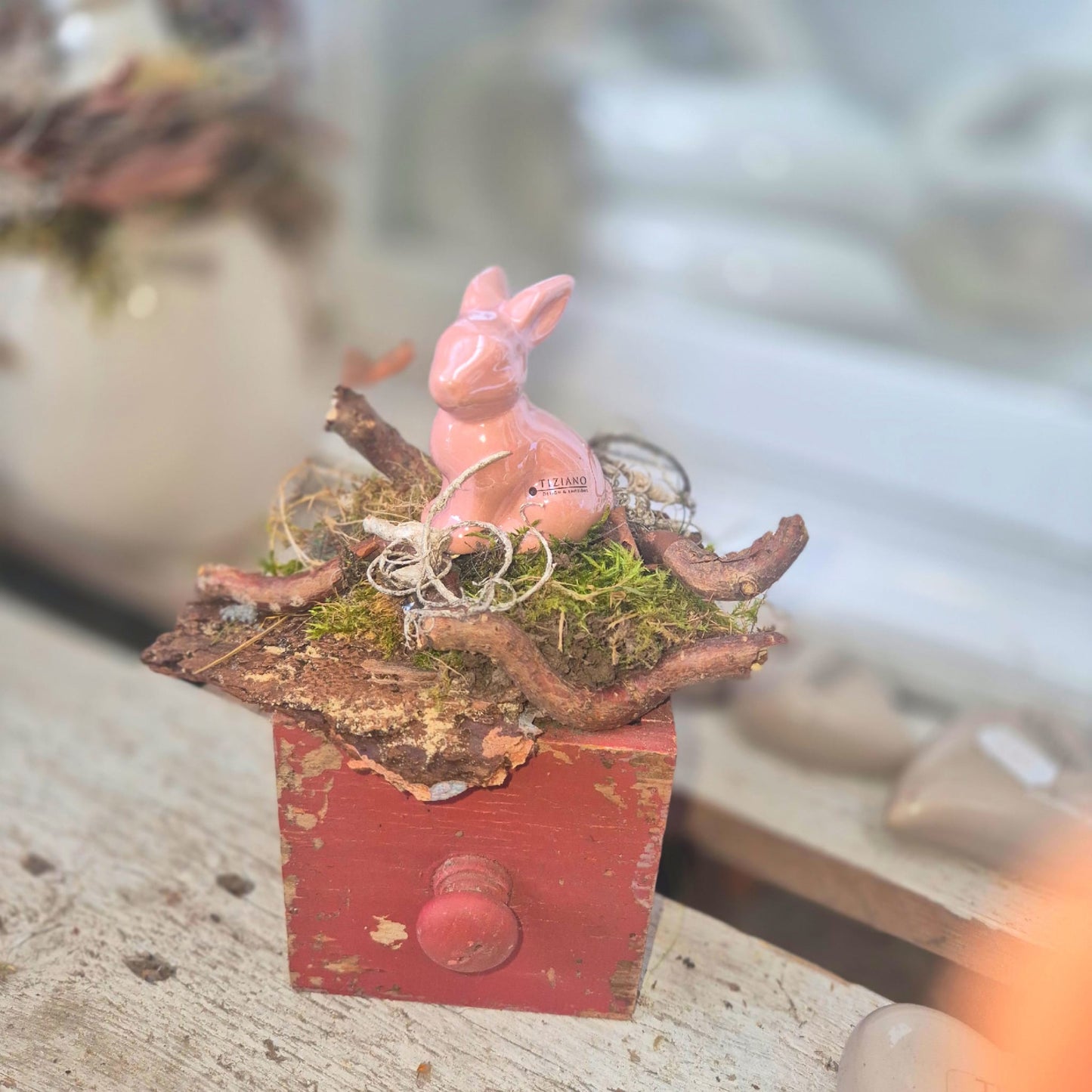 Tiziano Gesteck Hase auf Holzkiste vintage rot /rosa - Lillyano