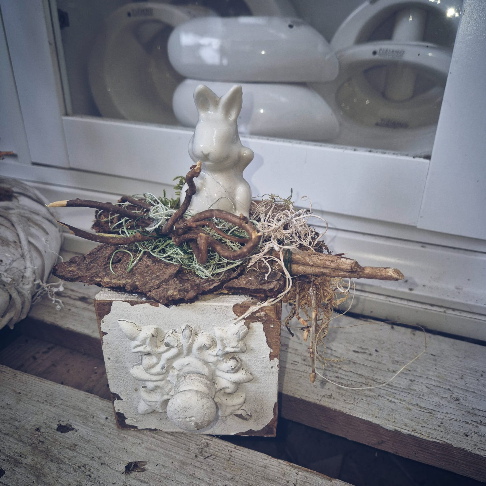 Tiziano Gesteck Hase auf Holzkiste vintage weiss - Lillyano