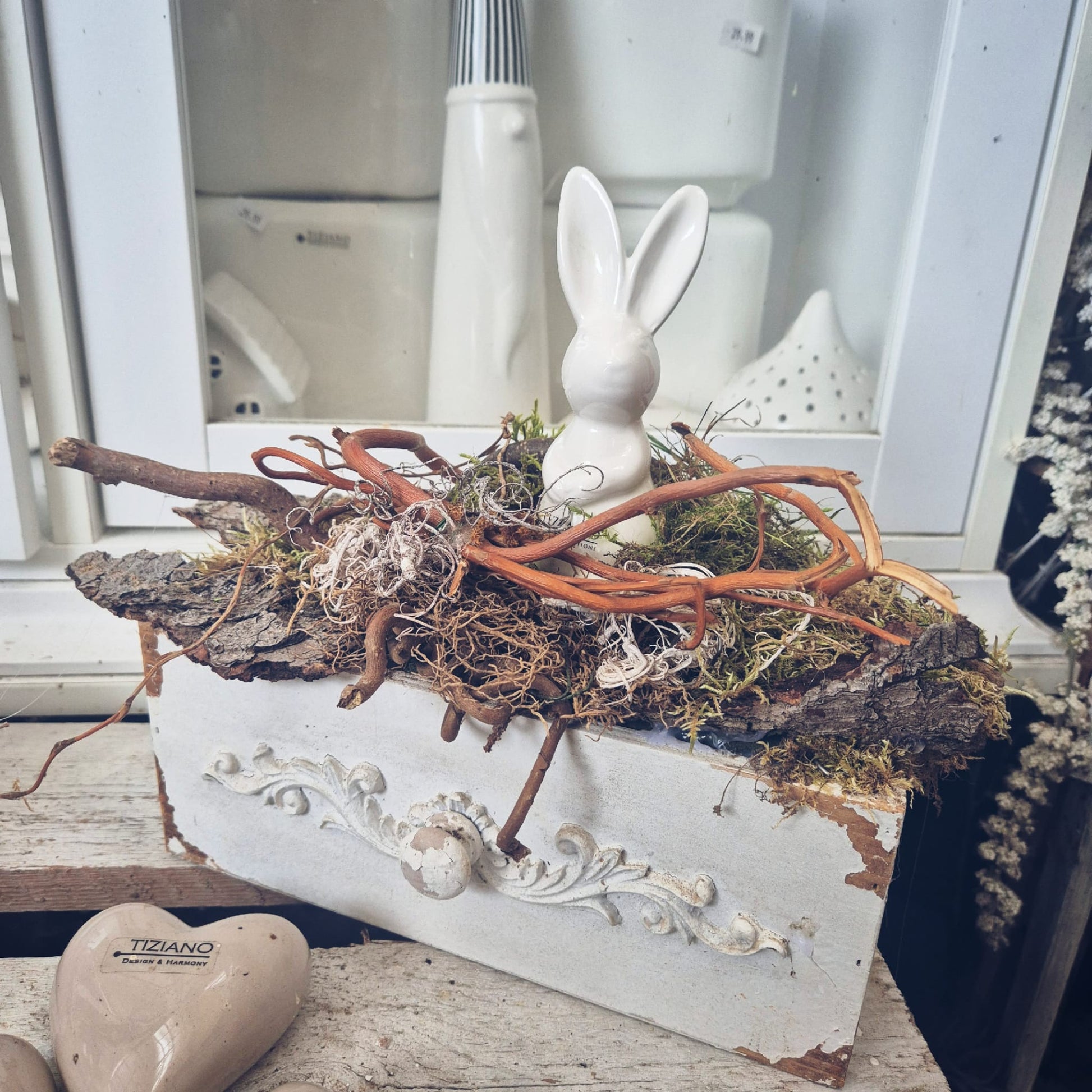 Tiziano Gesteck Hase auf Holzkiste vintage weiss - Lillyano