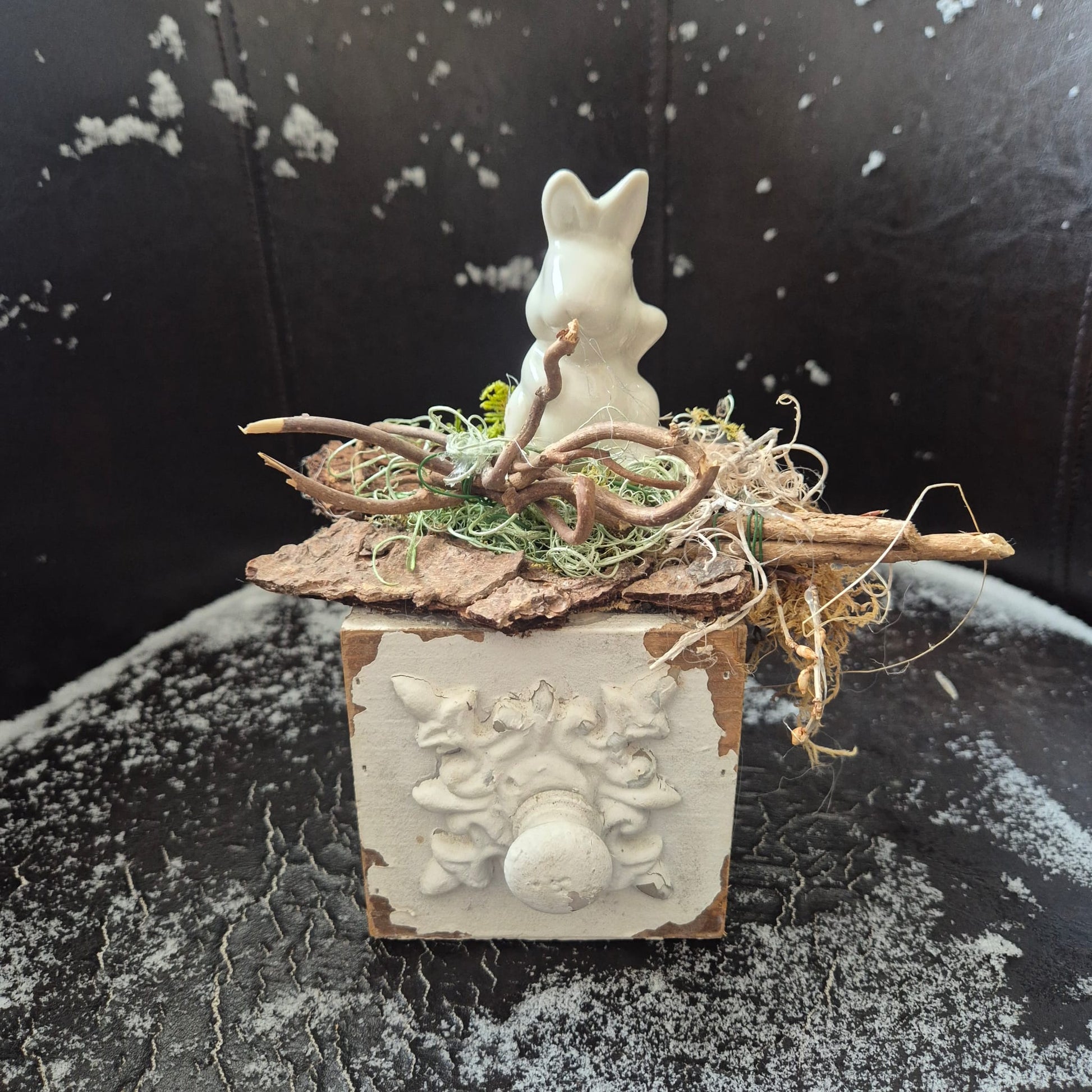 Tiziano Gesteck Hase auf Holzkiste vintage weiss - Lillyano