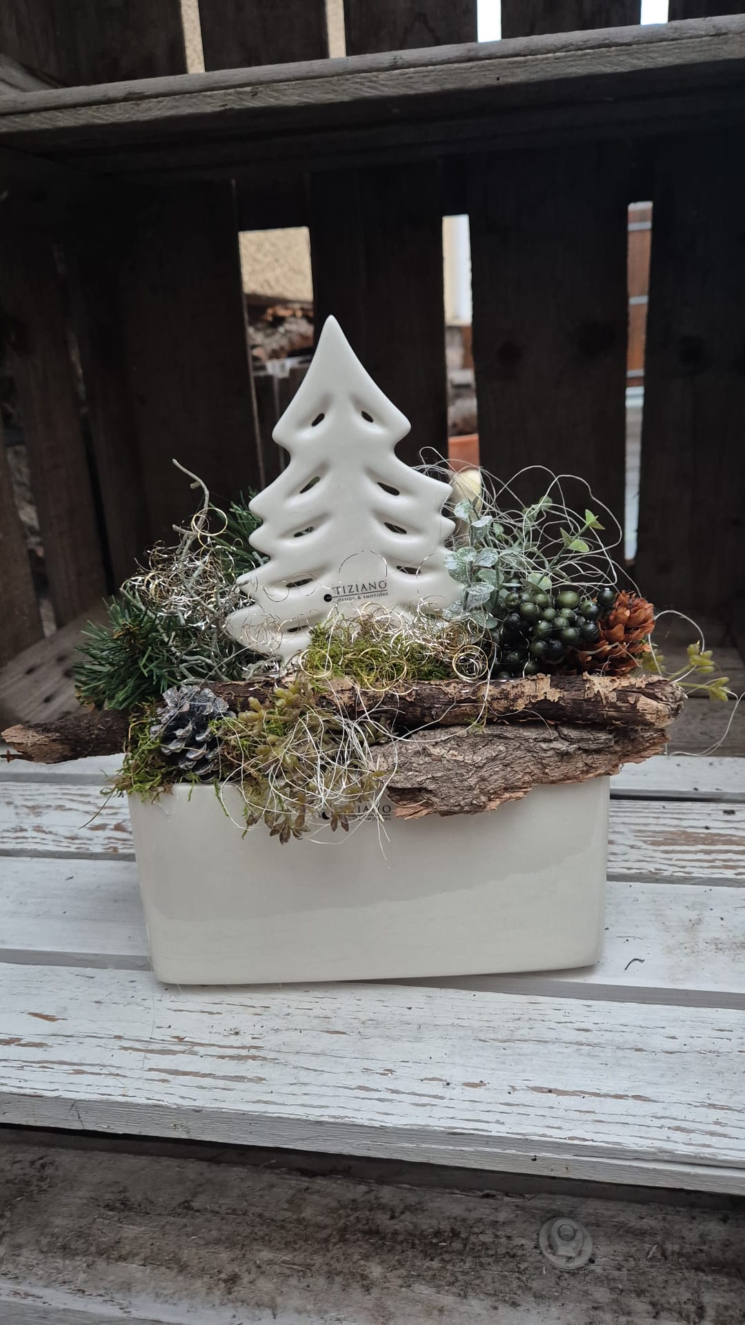 Tiziano Kübel mit Baum Tiana fertig dekoriert Weihnachtsgesteck - Lillyano