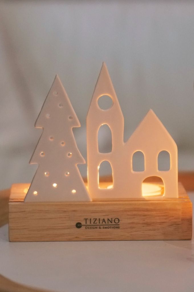 Tiziano Lichtobjekt Sandane mit Haus und Tanne auf Holzbase - Lillyano