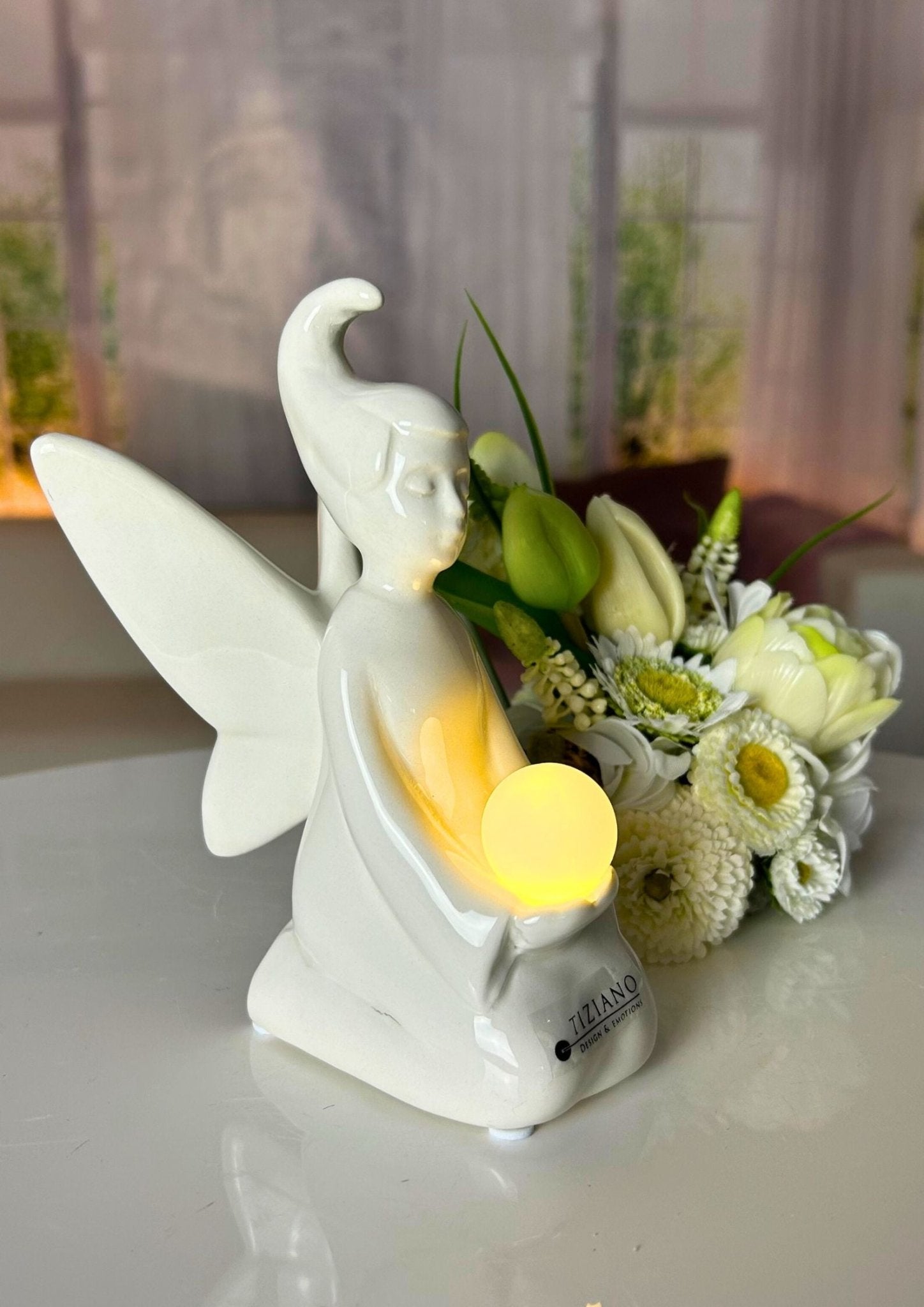 Tiziano Wichtel Fee Estrella sitzend mit led Kugel - Lillyano