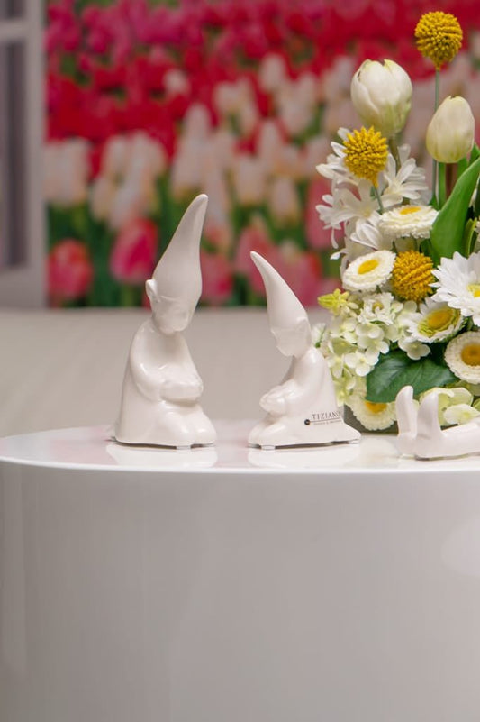Tiziano Wichtel Laurin mit Blume knieend - Lillyano