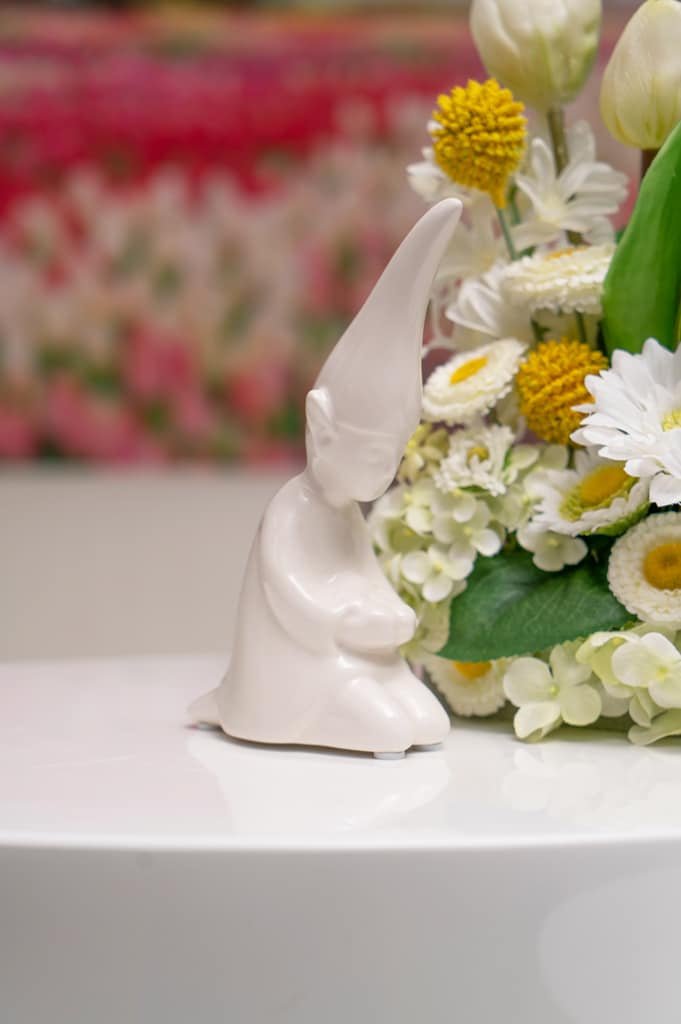 Tiziano Wichtel Laurin mit Blume knieend - Lillyano