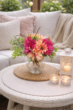 Laden Sie das Bild in den Galerie-Viewer, Künstlicher Blumenstrauss mit Glasvase fertig dekoriert

