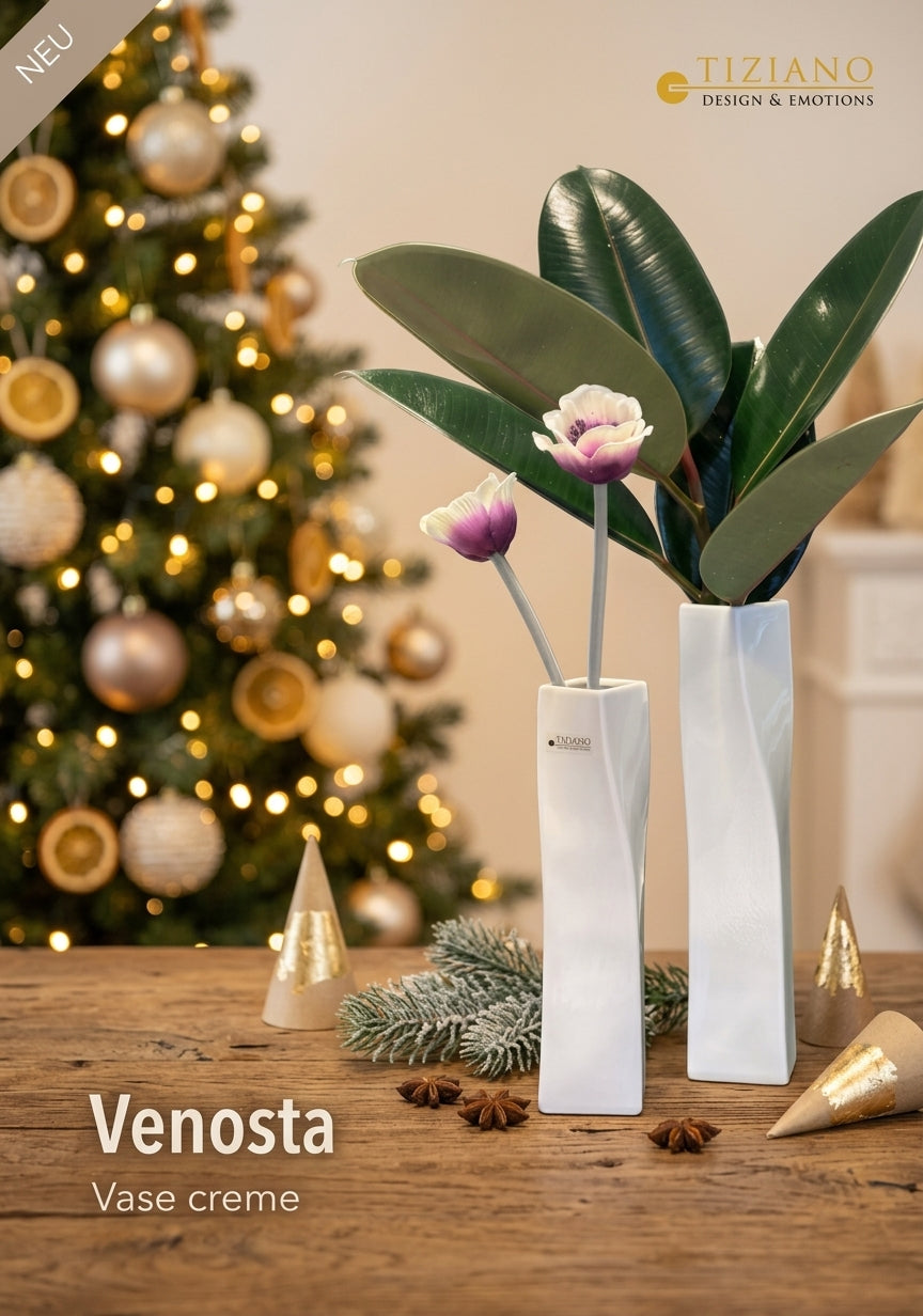 Eckige Tiziano Vasen Venosta in Creme, dekoriert mit Blüten und grünen Blättern