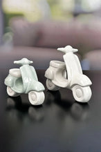 Laden Sie das Bild in den Galerie-Viewer, Tiziano Vespa Vespina 17cm  creme oder mintgrün Roller
