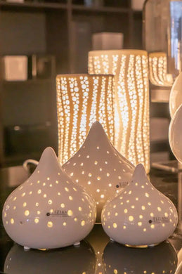 https://cdn.shopify.com/s/files/1/0431/5598/0453/products/morelia-umarmend-weiss-creme-510x767_jpg.webp?v=1650081721