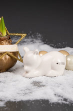 Laden Sie das Bild in den Galerie-Viewer, Eisbär Bitonto creme liegend
