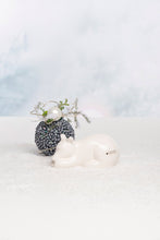 Laden Sie das Bild in den Galerie-Viewer, Eisbär Bitonto creme liegend
