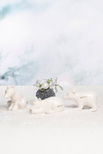 Laden Sie das Bild in den Galerie-Viewer, Eisbär Bitonto creme liegend
