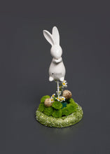 Laden Sie das Bild in den Galerie-Viewer, Tiziano  Hase Fabrio stehend weiß-creme
