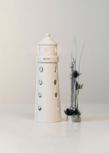 Laden Sie das Bild in den Galerie-Viewer, Tiziano Leuchtturm Farol LED weiß-creme klein
