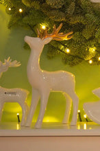 Laden Sie das Bild in den Galerie-Viewer, Hirsch Nanuk creme weiss matt

