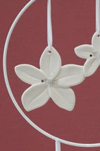 Laden Sie das Bild in den Galerie-Viewer, Tiziano Blütenhänger Lilica weiß-creme
